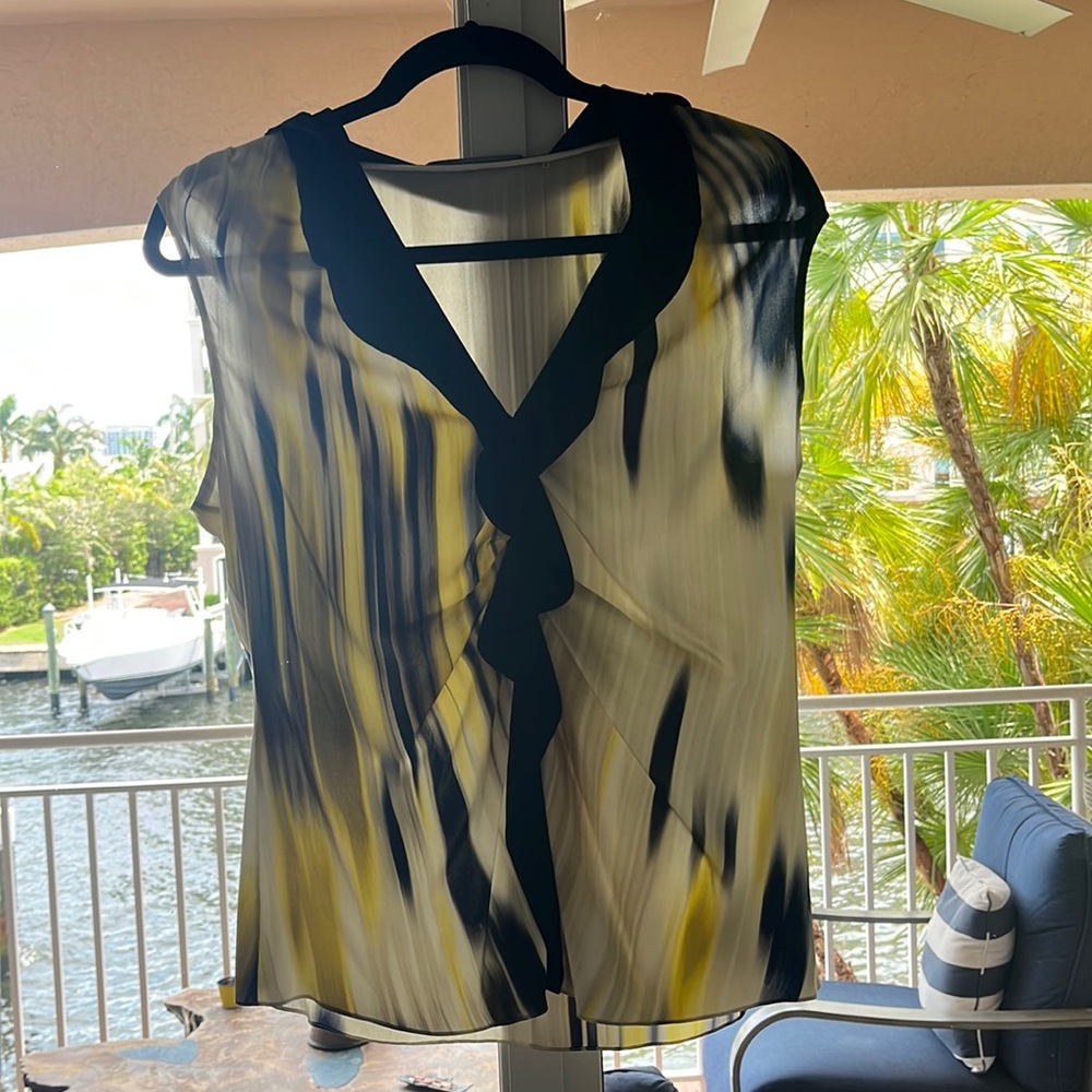 Elie Tahari Nordstrom 91% Silk Blouse w/ side zipper & cute shoulder detail, LG